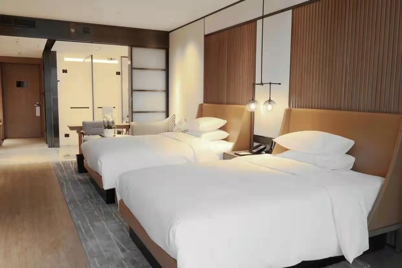 在选择民宿酒店家具定制品牌时，如何评估其环保和可持续发展实践？