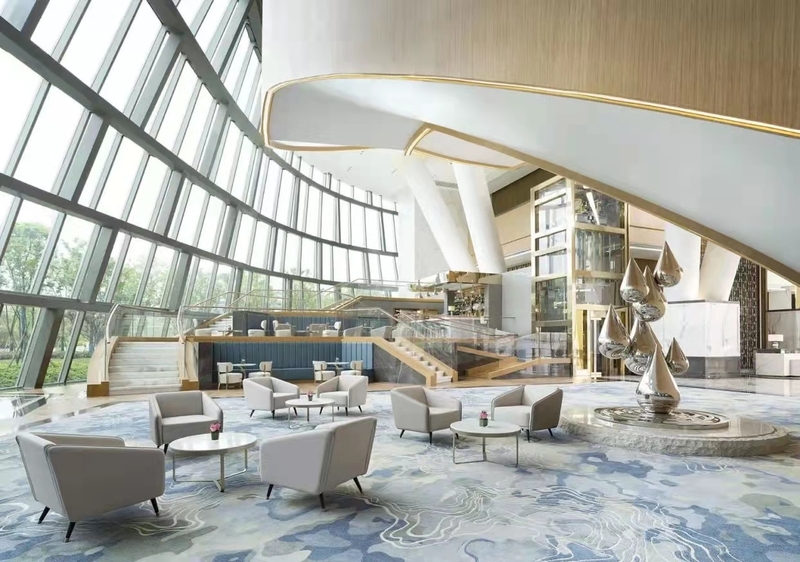 选择五星级酒店家具定制工厂时，应如何评估厂家的设计和制作能力？